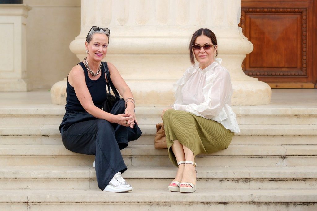 Frau mit Wechseljahrsbeschwerden unterstützt ihre Hormonbalance durch gezielte Einnahme von Vitamin D, B12 und Folsäure nach einer Laboranalyse.