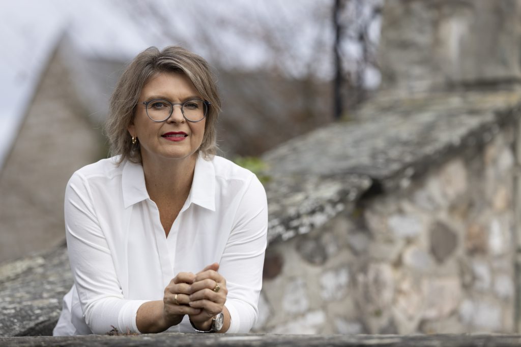 Dr. Ursula Eppelmann, Ärztin für Hormonmedizin, Urologie und Online-Sprechstunde, Portrait in natürlicher Atmosphäre.